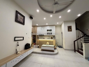 Cho thuê nhà âu cơ 55m2, 3t, 5m, 3n, 3vs, 14 triệu, nguyên căn, ô tô.