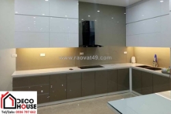 Kính ốp bếp màu be trơn hay vân đá: cái nào đẹp hơn?