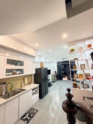 Lạc long quân cầu giấy 35m x4 tầng 8,95 tỷ full nội thất,5p đi bộ ra hồ tây