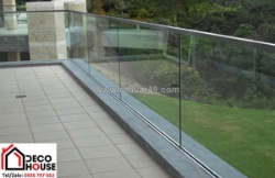 Lan can kính không trụ: so sánh u inox 304 vs u nhôm loại nào bền?