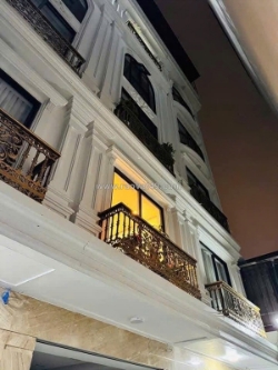 Ngọc lâm  dt 55m xây 6 tầng thang máy  full nội thất hiện đại  chỉ 1x tỷ