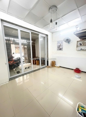 Nhà bán hẻm xe hơi lạc long quân, dt 63m², nở hậu