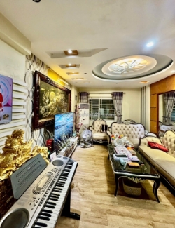 Nhà đẹp ở ngay phố hoàng hoa thám 37m, 5t, nhỉnh 11 tỷ- ngõ trước nhà  rộng