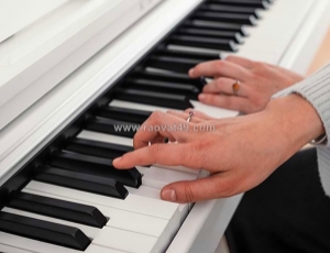 Piano điện cho người lớn mới học – có nên đầu tư ngay từ đầu?