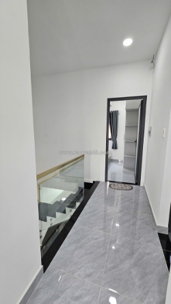 Sát mặt tiền trung tâm q7 
lotte mart  cách mặt tiền xe hơi có 30 m 
ngang 6