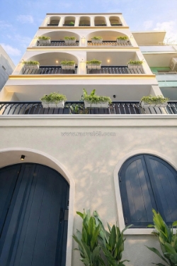 Tòa nhà chdv cách mạng tháng 8 q10, gần metro, dt 6 x 8m