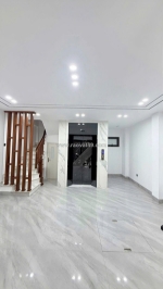 Trung tâm nguyễn văn cừ dt 40m - mt 5m xây 7 tầng lầu oto chỉ 19 tỷ