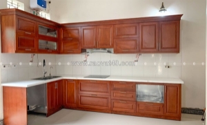 Tủ bếp gỗ xoan đào thiết kế chữ l tối giản hiện đại