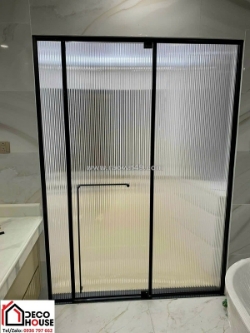 Vách kính phòng tắm cho nhà có người già: chọn kiểu nào để chống trượt ngã?