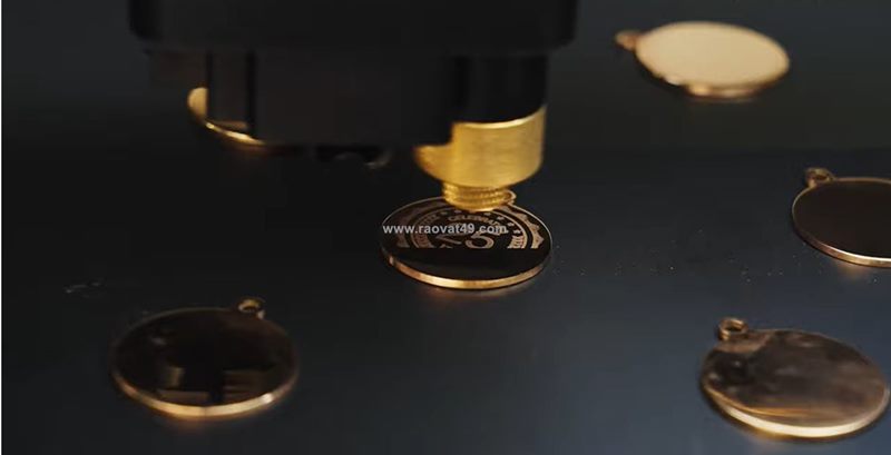 Kinh nghiệm làm tem nhãn mica bằng máy khắc chữ laser