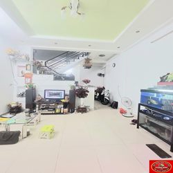5 phút ra đến chợ thủ đức |  nhà 2 tầng có sẵn hđt 120 triệu mà chỉ có chưa đến 5 đồng.