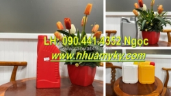 Bình nhựa 1 lít đựng nước hoa, can nhựa 2 lít đựng chất tạo mùi, can 5 lít đựng màu nhân tạo