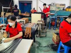 Đặt gia công dây lưng theo mẫu để phát triển phụ kiện riêng
