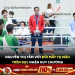 Đôi mắt bầm tím, nhưng đó là ánh mắt của một chiến binh!