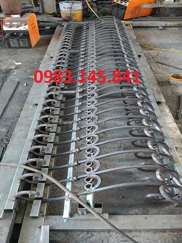 Hoàn thiện thô cổng cửa sắt mỹ thuật theo mẫu thiết kế hoàn thiện thô cổng cửa sắt mỹ thuật phù hợp