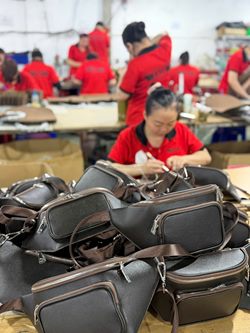 Local brand phát triển sản phẩm riêng cùng xưởng gia công đồ da