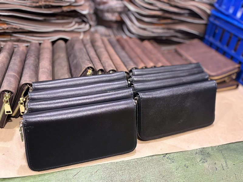 Local brand phát triển sản phẩm riêng cùng xưởng gia công đồ da