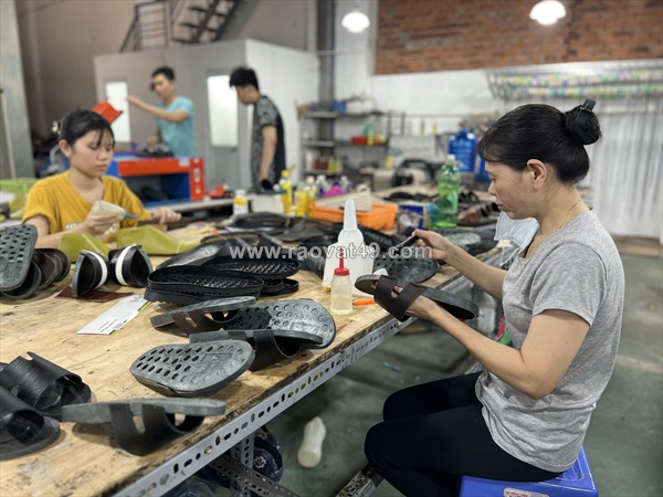 Nguồn hàng dép da giá sỉ – nhập trực tiếp tại xưởng