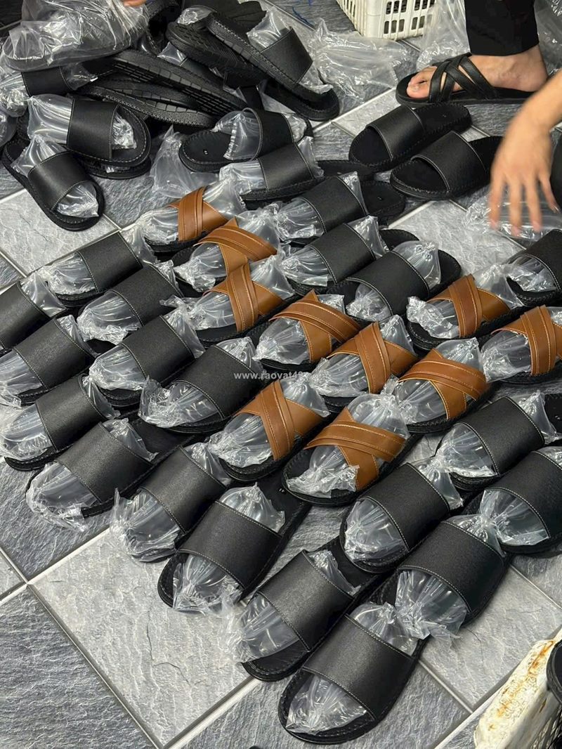 Nguồn sỉ dép da có sẵn – phù hợp kinh doanh