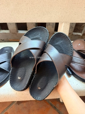 Xưởng cung cấp dép da giá sỉ - nguồn hàng giá trực tiếp