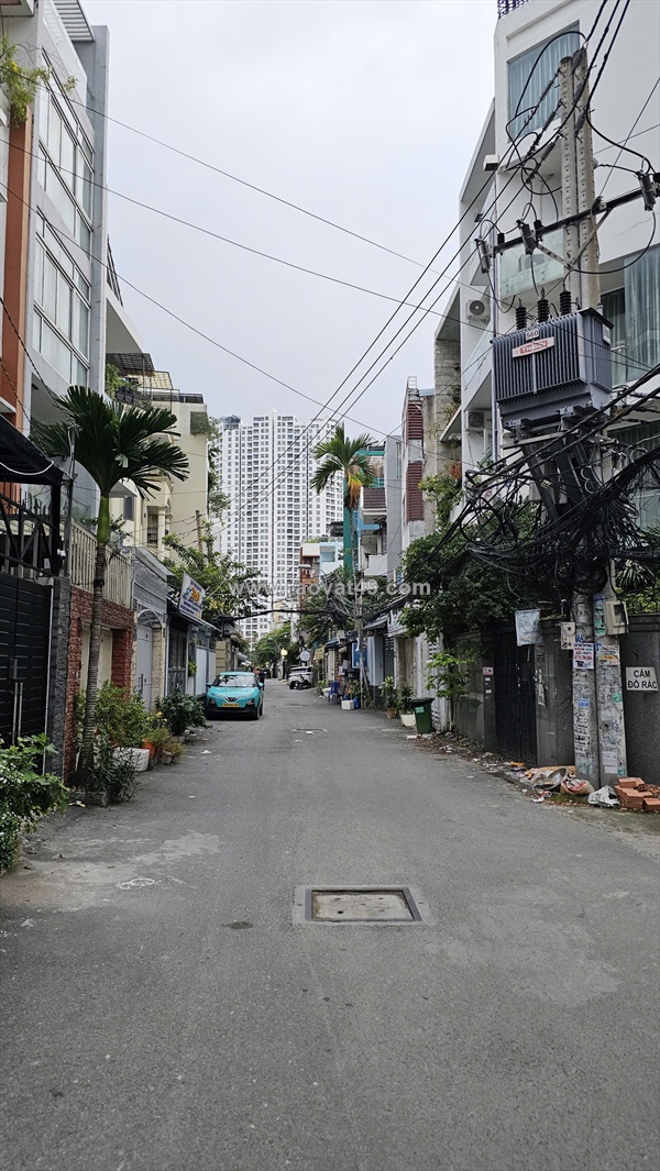 Bán nhà mặt tiền xe tải cạnh q1  có 3 tê  q4 đúc 3 tấm
