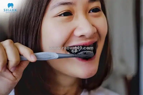 Bột than tre trắng răng: hiệu quả thực tế và những lưu ý từ góc độ nha khoa