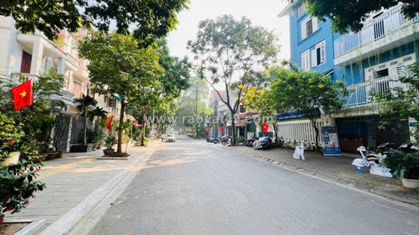 Chủ bán biệt thự kđt yên hoà. dt 204m x 5 tầng. mt 15m. sđcc .lh: 0964769634