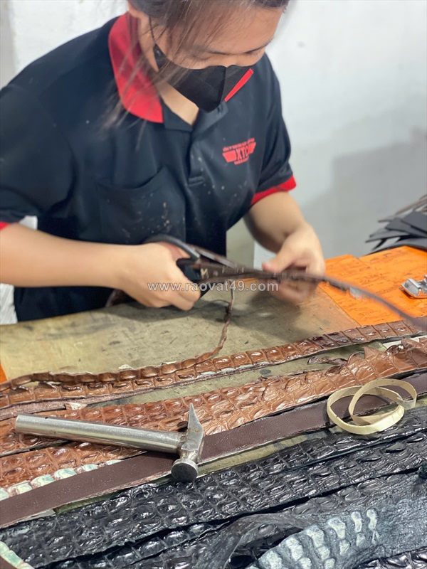 Gia công quà tặng công ty – ví da in logo