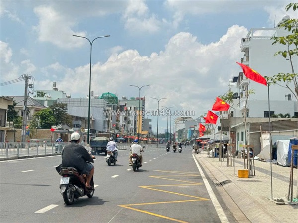 Hẻm xe hơi đường dương quảng hàm.
tương lai là mặt tiền dương quảng