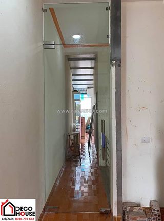 Lắp cửa kính thủy lực 2 cánh: căn khe hở & đồng đều mép cánh
