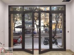 Mẫu cửa đi 4 cánh nhôm xingfa nâu cafe cho mặt tiền rộng