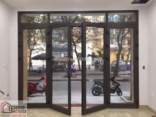 Mẫu cửa đi 4 cánh nhôm xingfa nâu cafe cho mặt tiền rộng