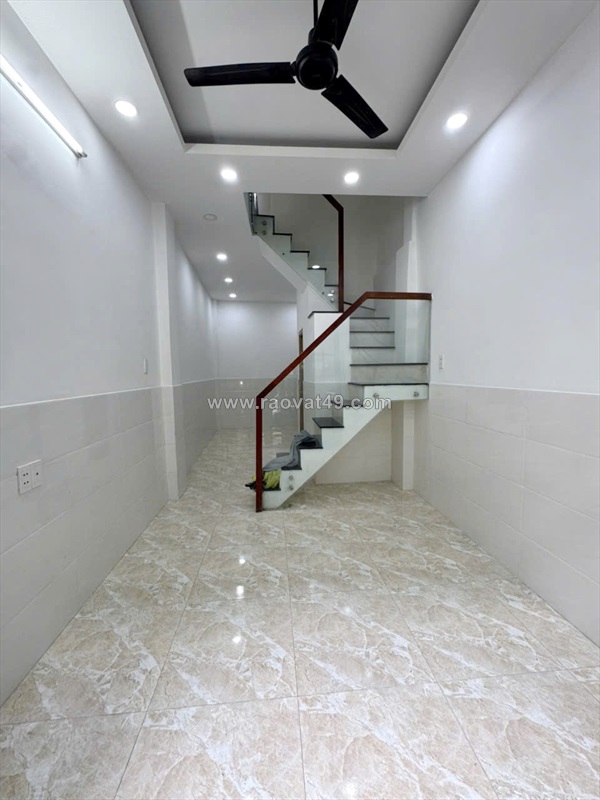 Nhà 3 tầng mới đường phạm hùng p.chánh hưng. giá 4,0 tỷ bớt lộc
