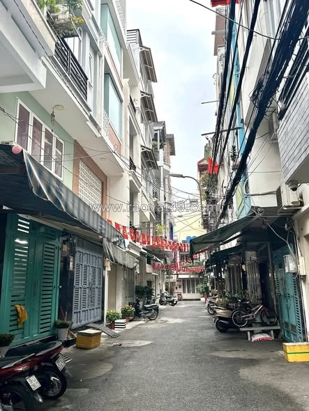 Nhà mặt tiền đường vĩnh hội quận 4 cũ.