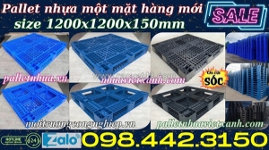Pallet nhựa 1200x1200x150mm đan thanh màu xanh dương và đen