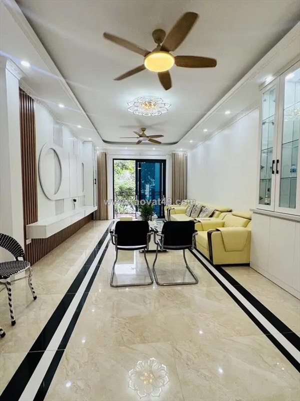 Rẻ nhất ngọc thụy 50m2 7 tầng dân xây full nội thất, ô tô đỗ cửa, 4pn - 1x tỷ