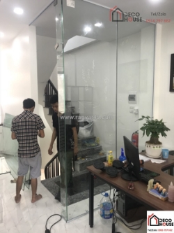 Sửa cửa kính cường lực bị va đập nứt vỡ có nên thay kính hay chỉ thay phụ kiện