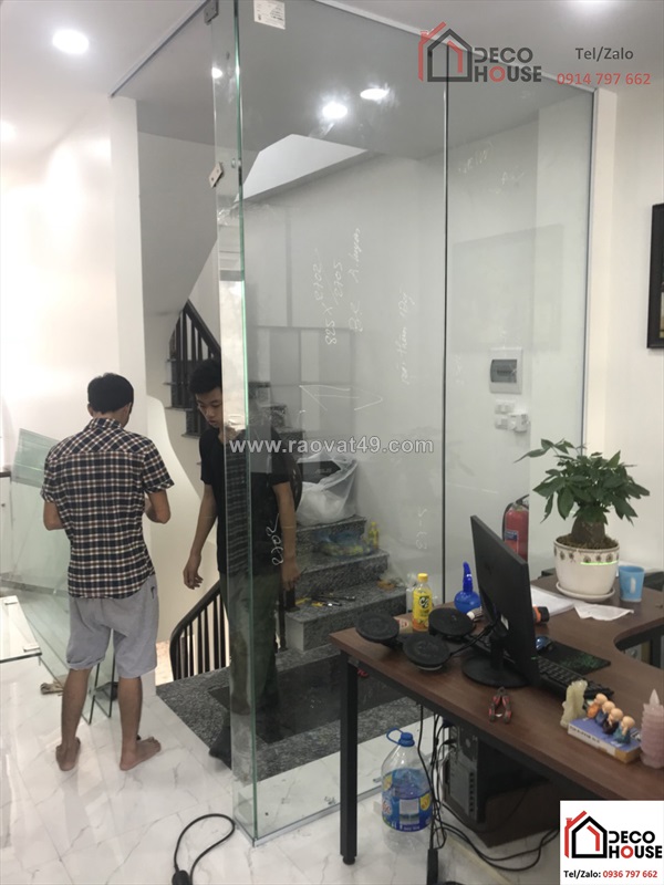 Sửa cửa kính cường lực bị va đập nứt vỡ có nên thay kính hay chỉ thay phụ kiện