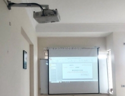 Thợ thi công lắp đặt máy chiếu tại hà nội
