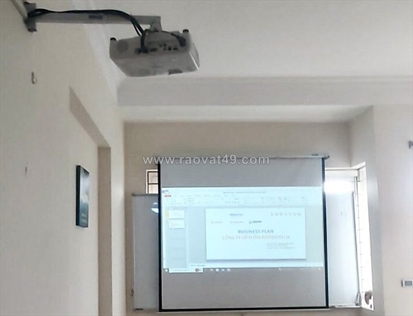 Thợ thi công lắp đặt máy chiếu tại hà nội