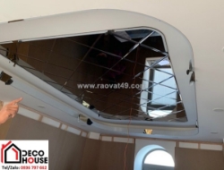 Trần gương màu đen có làm phòng tối hơn không? cách xử lý ánh sáng