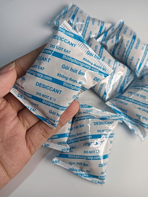 Vì sao đồ ăn vặt đóng gói kín vẫn cần gói hút ẩm?