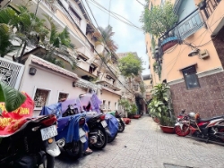 Chính chủ xưa bán nhà 2 tầng cũ- mặt tiền hxh đ.cô giang, quận 1- ngang lớn