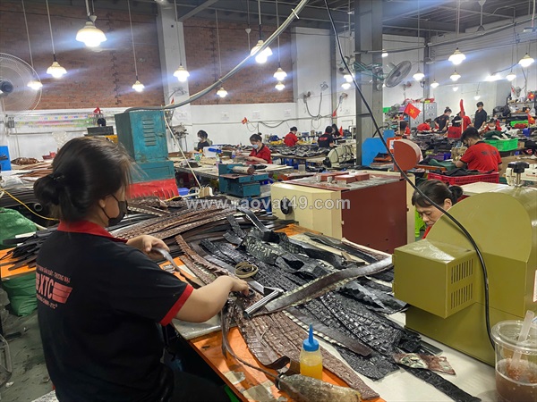 Gia công đồ da theo yêu cầu – giúp bạn tạo sản phẩm dễ bán ngay từ đầu