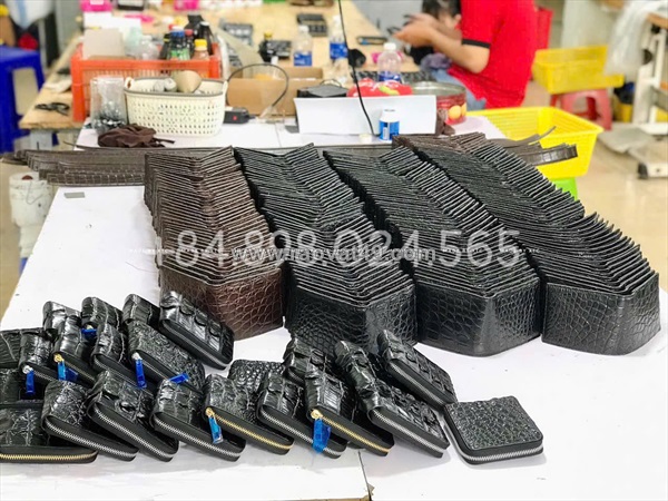 Gia công quà tặng đồ da in logo – giải pháp giúp doanh nghiệp tăng nhận diện
