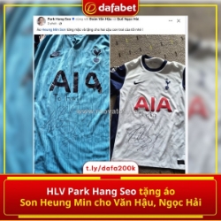 Hlv park hang seo tặng áo son heung min cho văn hậu, ngọc hải