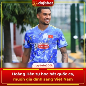 Hoàng hên tự học hát quốc ca, mong gia đình sớm sang việt nam