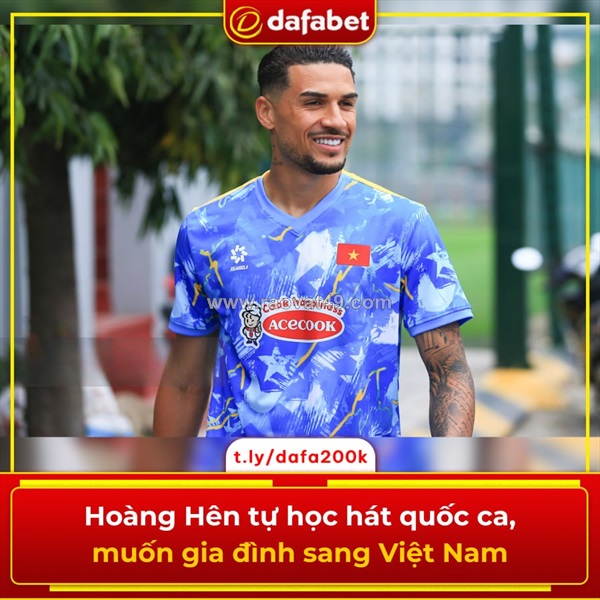 Hoàng hên tự học hát quốc ca, mong gia đình sớm sang việt nam