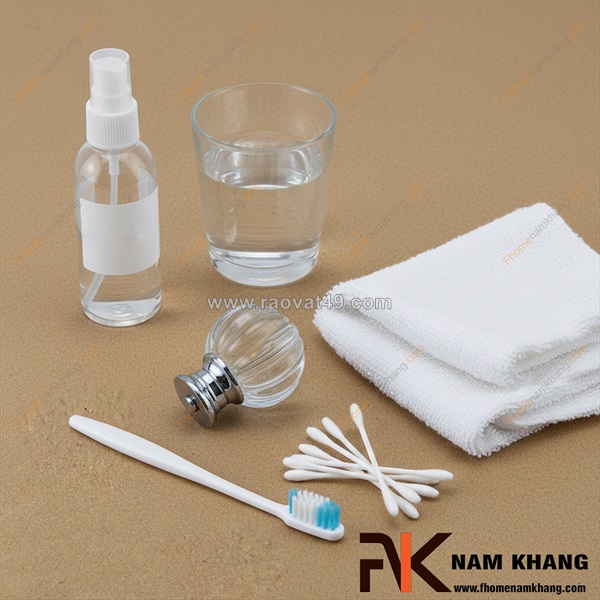 Hướng dẫn vệ sinh tay nắm tủ pha lê? giữ trọn vẻ lấp lánh như ngày đầu