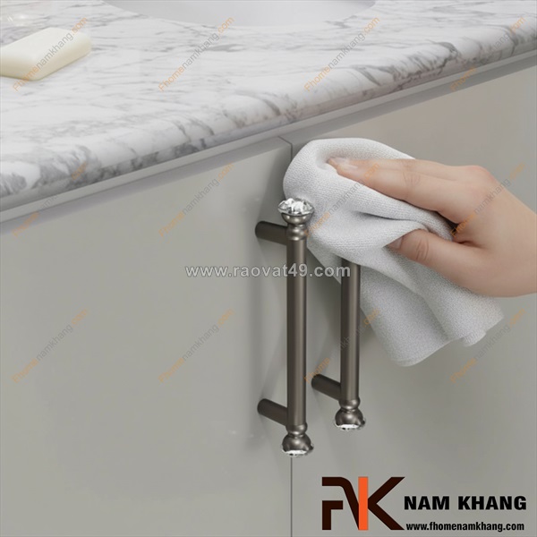 Hướng dẫn vệ sinh tay nắm tủ pha lê? giữ trọn vẻ lấp lánh như ngày đầu